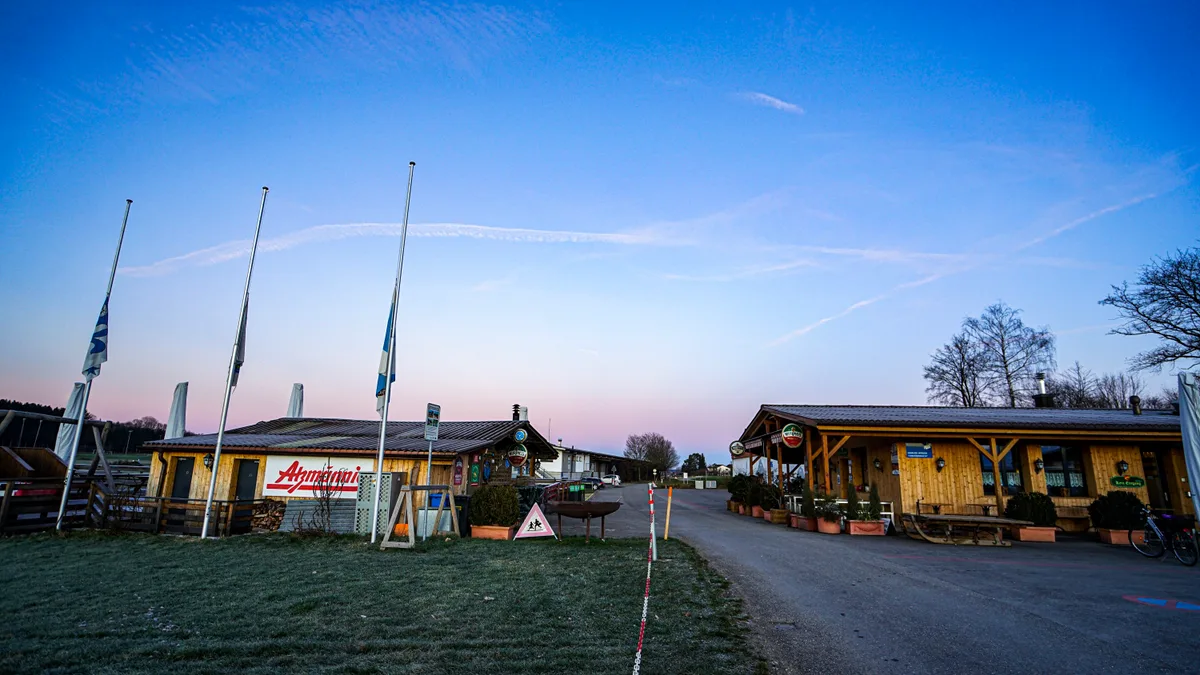 So sah das Restaurant im Speck (rechts) vor dem Brand aus. (Archiv) Restaurant im Speck von aussen.